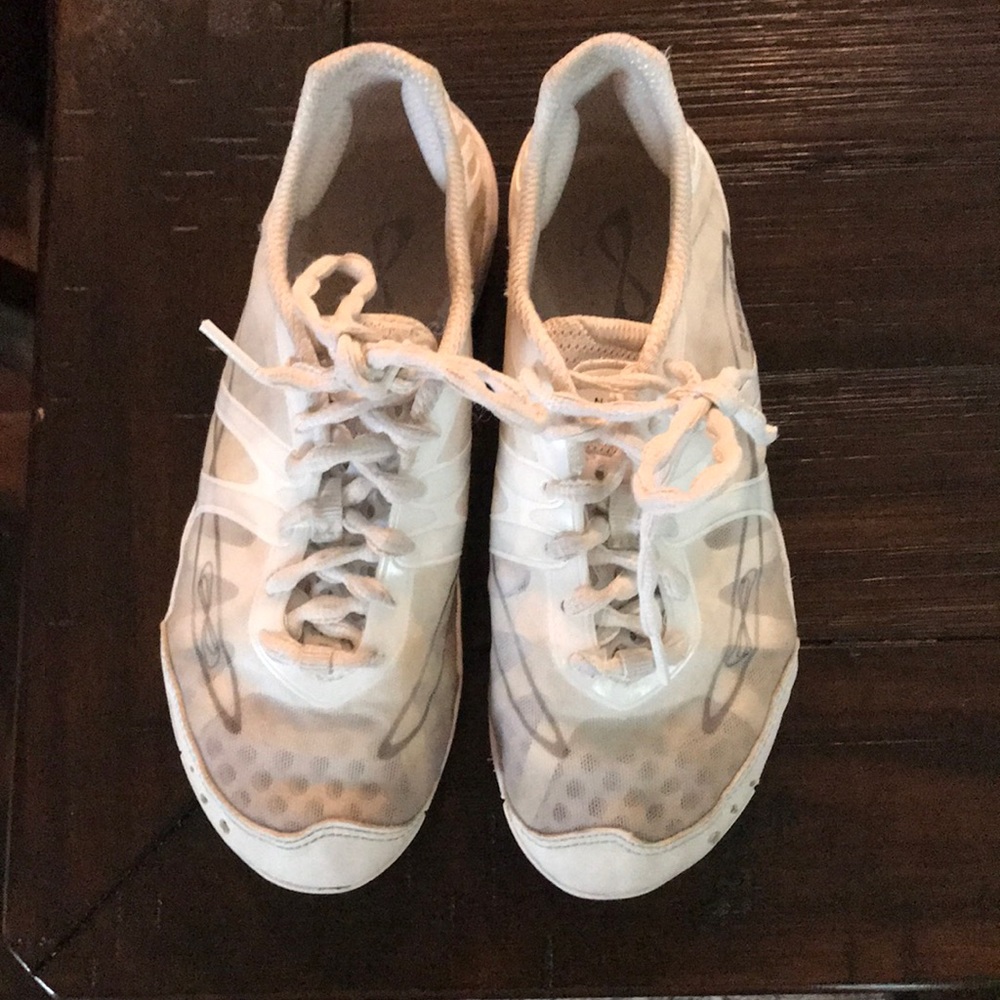 Nfinity Size 5 Cheer Shoes white